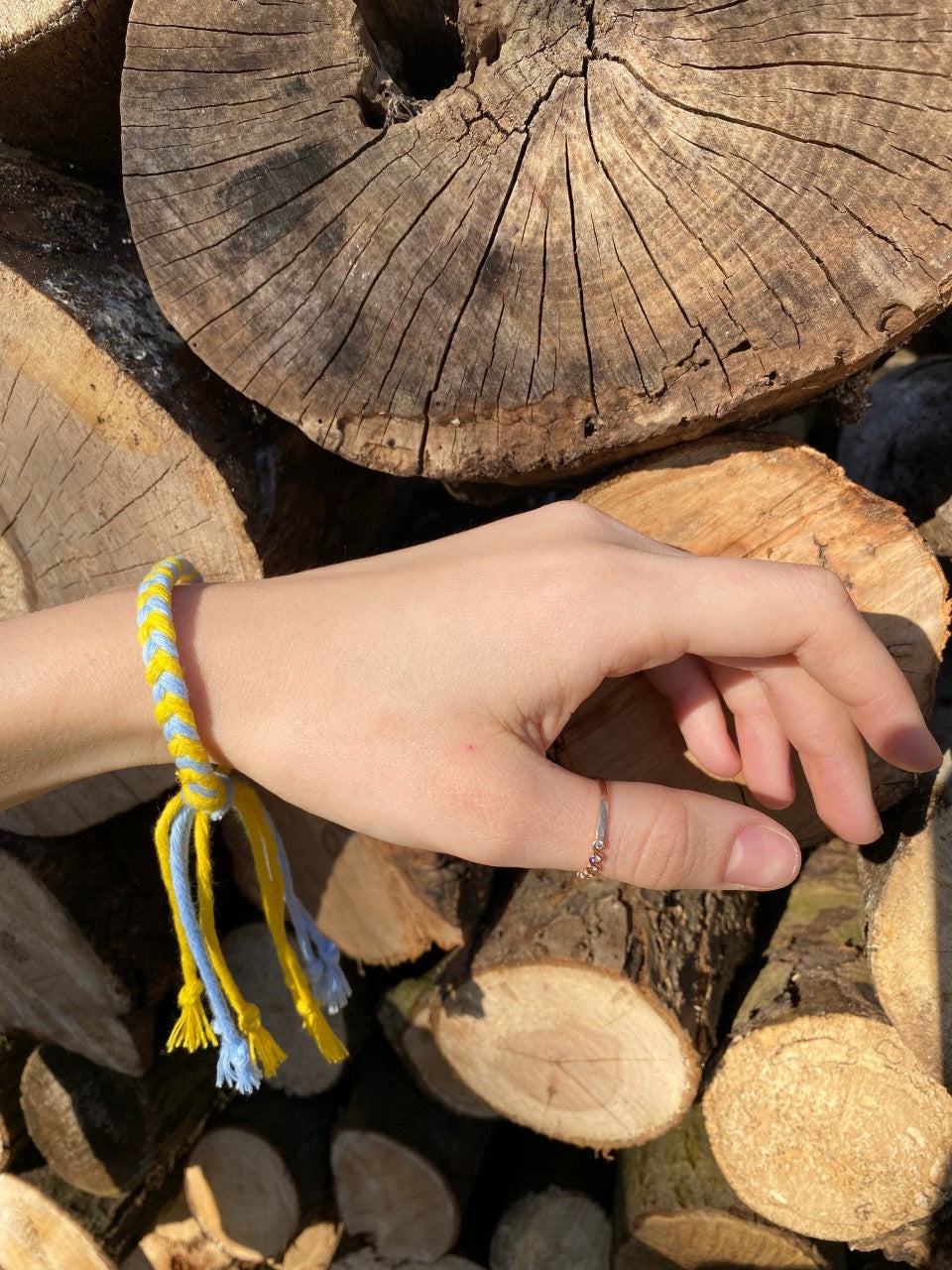 Håndlavet unisex armbånd lavet af ukrainske flygtninge